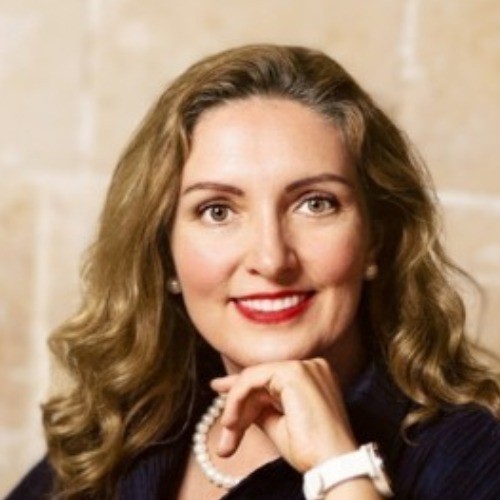 julianna elstad headshot
